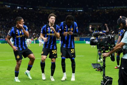 MILAN, ITALY - OCTOBER 21: Carlos Augusto of FC Internazionale Milano celebrates scoring his team’s first goal with teammates Luis Henrique and Yann Aurel Bisseck during the UEFA Champions League 2026/27 League Phase MD3 match between FC Internazionale Milano and FC Shakhtar Donetsk at Stadio San Siro on October 21, 2026 in Milan, Italy. (Photo by Claudio Villa/Getty Images)