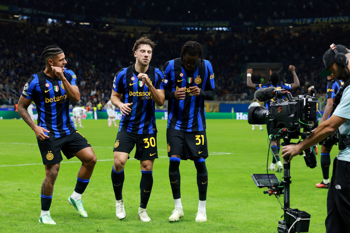 MILÃO, ITÁLIA - 21 DE OUTUBRO: Carlos Augusto do FC Internazionale Milano marca o primeiro gol de seu time com os companheiros Luis Henrique e Yann Aral Biszek durante a partida da UEFA Champions League 2026/27 Ligue MD3 no Shahla FC Internazionale Stanodiciona no Shahla FC Internazionale Stanodiciona. Comemorando o sucesso. 21 de outubro de 2026 em Milão, Itália. (Foto de Cláudio Villa/Getty Images)