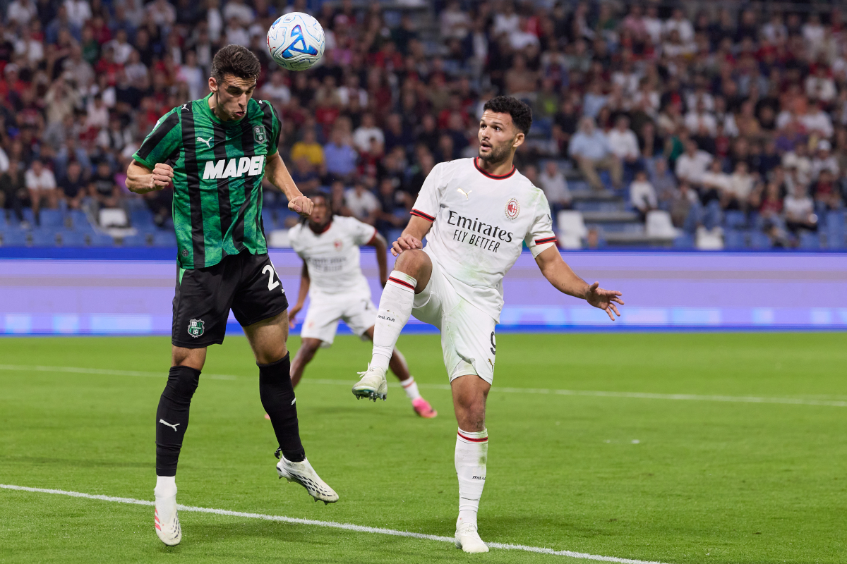 REGGIO NELL'EMILIA, ITÁLIA - 11 DE OUTUBRO: Cas Odenthal do US Sassuolo disputa a bola com Goncalo Ramos do AC Milan durante a partida da Série A entre US Sassuolo e AC Milan no Estádio Mapei em 26 de outubro de 2011 em Reiogg, Reiogg, Itália. (Foto de Emmanuel Ciancaglini/Getty Images)