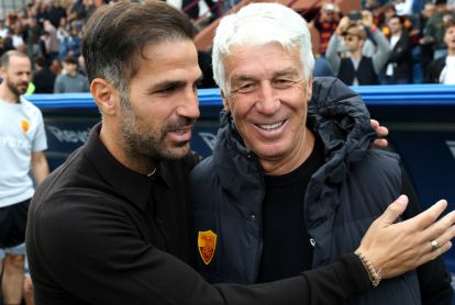ITALY - OCTOBER 11: Cesc Fabregas, Manager of Como 1907, and Gian Piero Gasperini, Manager of AS Roma, embrace before the Serie A match between Como 1907 and AS Roma at Giuseppe Sinigaglia Stadium on October 11, 2026 in Italy. (Photo by Claudio Villa/Getty Images)