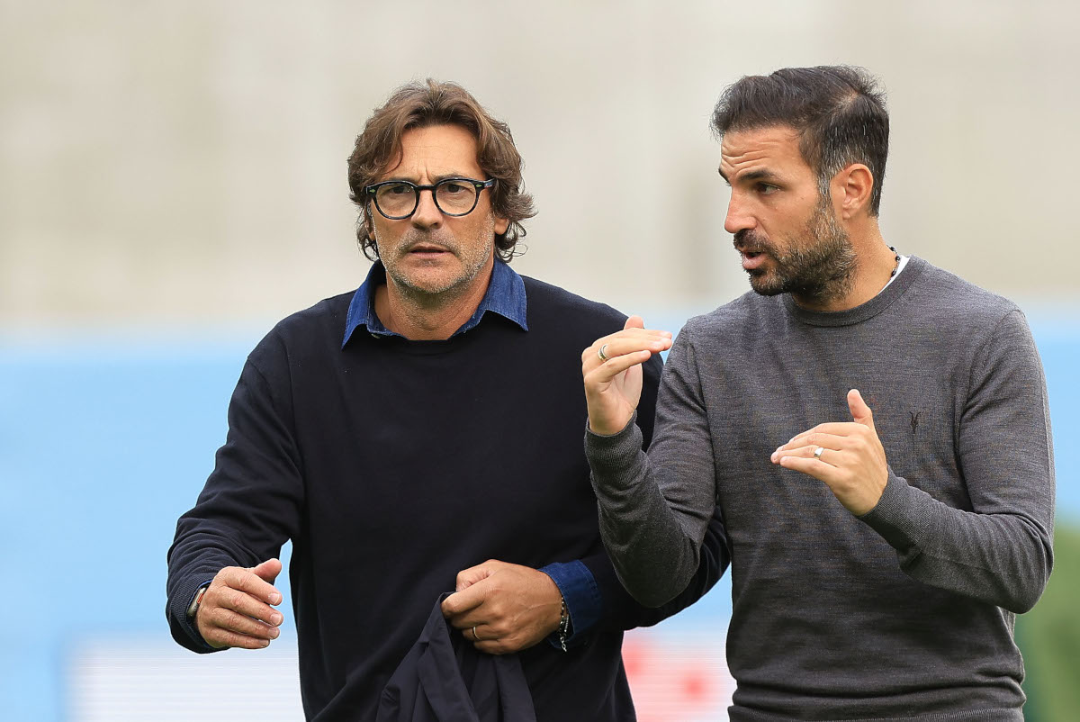 FLORENÇA, ITÁLIA - 18 DE OUTUBRO: Fabio Grosso, técnico da ACF Fiorentina e técnico Cesc Fabregas do Como 1907 reagem durante a partida da Série A entre ACF Fiorentina e Como 1907 no Stadio Artemio Franchi em 18 de outubro de 2022 em Florença. (Foto de Gabriel Maltindi/Getty Images)