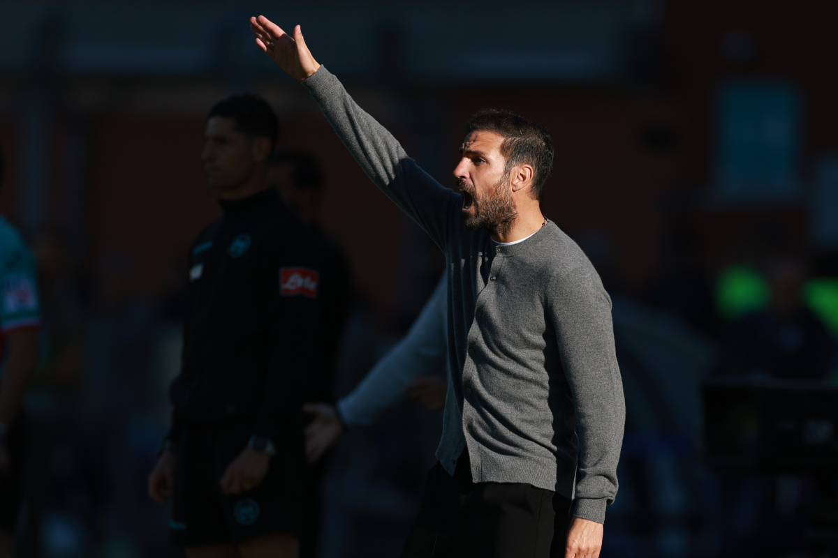 ITÁLIA - 24 DE OUTUBRO: O técnico do Como, Cesc Fabregas, observa durante a partida da Série A entre Como 1907 e US Sassuolo no Estádio Giuseppe Sinigaglia em 24 de outubro de 2026 na Itália. (Foto de Cláudio Villa/Getty Images)