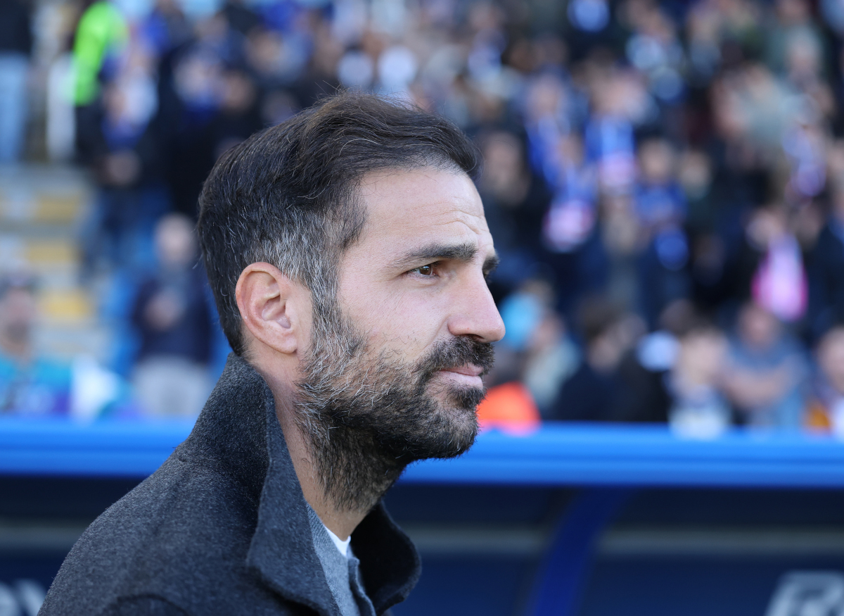 ITÁLIA - 24 DE OUTUBRO: O técnico do Como, Cesc Fabregas, observa durante a partida da Série A entre Como 1907 e US Sassuolo no Estádio Giuseppe Sinigaglia em 24 de outubro de 2026 na Itália. (Foto de Cláudio Villa/Getty Images)