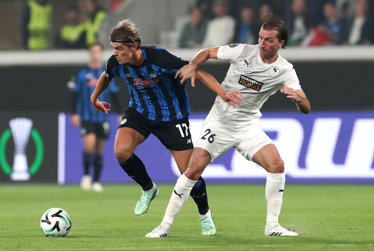 BERGAMO, Itália - Charles De Ketelare, do Atlanta BC, desafia Ivan Sanjic, do Pafos FC, durante a partida MD1 da Fase MD1 da UEFA Conference League 2026/27 entre Atlanta BC e Pafos FC, no Stadio di Bergamo, em 15 de outubro.