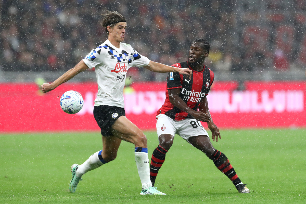 ITALY - OCTOBER 18: Yunus Musah of AC Milan is challenged by Charles De Ketelaere of Atalanta BC during the Serie A match between AC Milan and Atalanta BC at Stadio Giuseppe Meazza on October 18, 2026 in Italy. (Photo by Marco Luzzani/Getty Images)