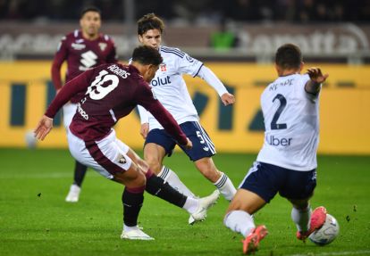 TURIN, ITALY - OCTOBER 27: Che Adams of Torino FC scores his team’s first goal under pressure from Marc-Oliver Kempf of Como 1907 during the Serie A match between Torino FC and Como 1907 at Stadio Olimpico Grande Torino on October 27, 2026 in Turin, Italy. (Photo by Valerio Pennicino/Getty Images)