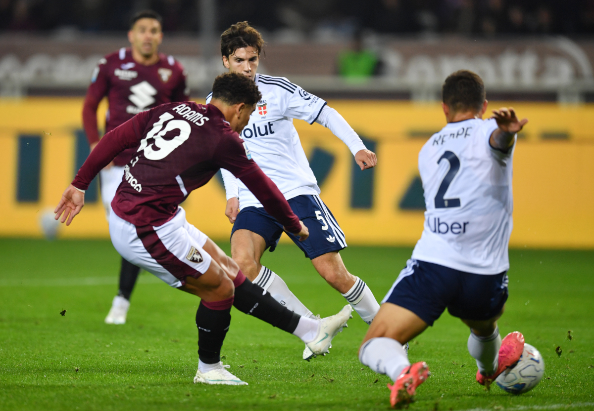 TURIM, ITÁLIA - 27 DE OUTUBRO: Chey Adams do Torino FC marca o primeiro gol de seu time sob pressão de Mark-Oliver Kemp do Como 1907 durante a partida da Série A entre Torino FC e Como 1907 no Olimpico Grande Torino em 20 de outubro de 2026 em Torino. (Foto de Valerio Pennicino/Getty Images)