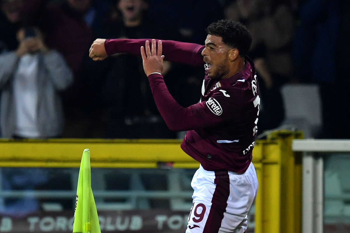 TURIM, ITÁLIA - 27 DE OUTUBRO: Shay Adams do Torino FC comemora marcar o primeiro gol de seu time durante a partida da Série A entre Torino FC e Como 1907 no Stadio Olimpico Grande Torino em 27 de outubro de 2026 em Torino, Itália. (Foto de Valerio Pennicino/Getty Images)