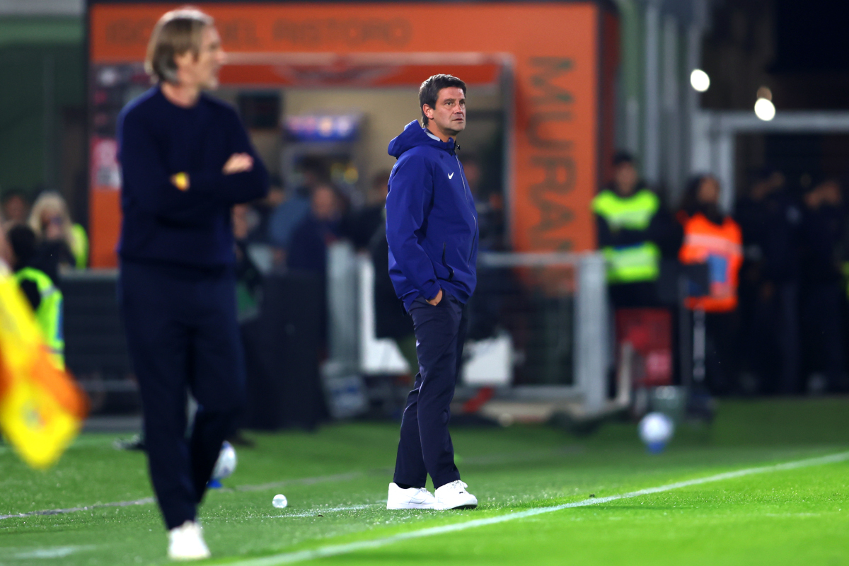 VENEZA, ITÁLIA - 28 DE OUTUBRO: O técnico do FC Internazionale, Christian Sivu, observa durante a partida da Série A entre Venezia FC e FC Internazionale no Stadio Pier Luigi Benzo em 28 de outubro de 2026 em Veneza, Itália. (Foto de Maurício Lagana/Getty Images)