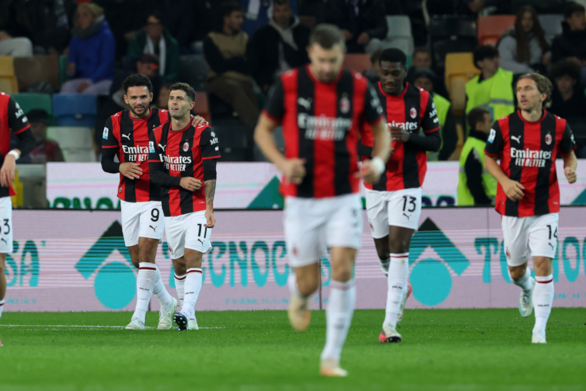 UDINE, ITALIA - 25 DE OCTUBRE: Christian Pulisic de Milán es felicitado por su compañero Goncalo Ramos después de marcar el primer gol de su equipo durante el partido de Serie A entre Udinese Calcio y AC Milan en el Stadio Friuli el 25 de octubre de 2026 en Udine, Italia. (Foto de Timothy Rogers/Getty Images)