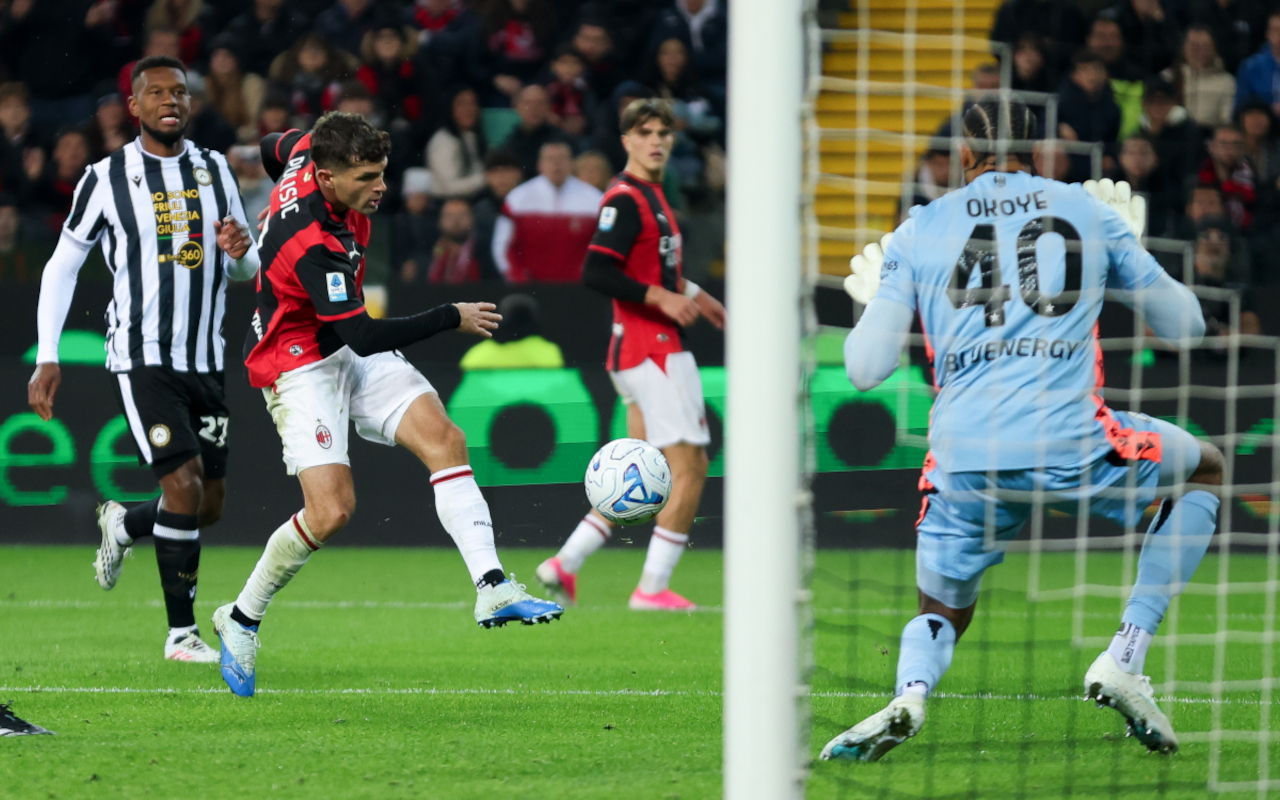 Udine, Itália - 25 de outubro: Christian Pulisic, do Milan, chuta durante a partida da Série A entre Udinese Calcio e AC Milan no Stadio Friuli em 25 de outubro de 2026 em Udine, Itália. (Foto: Timothy Rogers/Getty Images)
