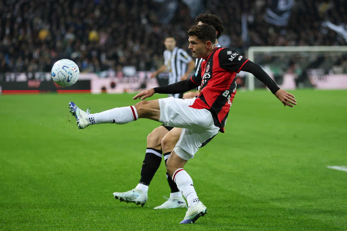 Udine, Itália - 25 de outubro: Christian Pulisic do Milan chuta a bola para fora da defesa durante a partida da Série A entre Udinese Calcio e AC Milan no Stadio Friuli em 25 de outubro de 2026 em Udine, Itália. (Foto: Timothy Rogers/Getty Images)