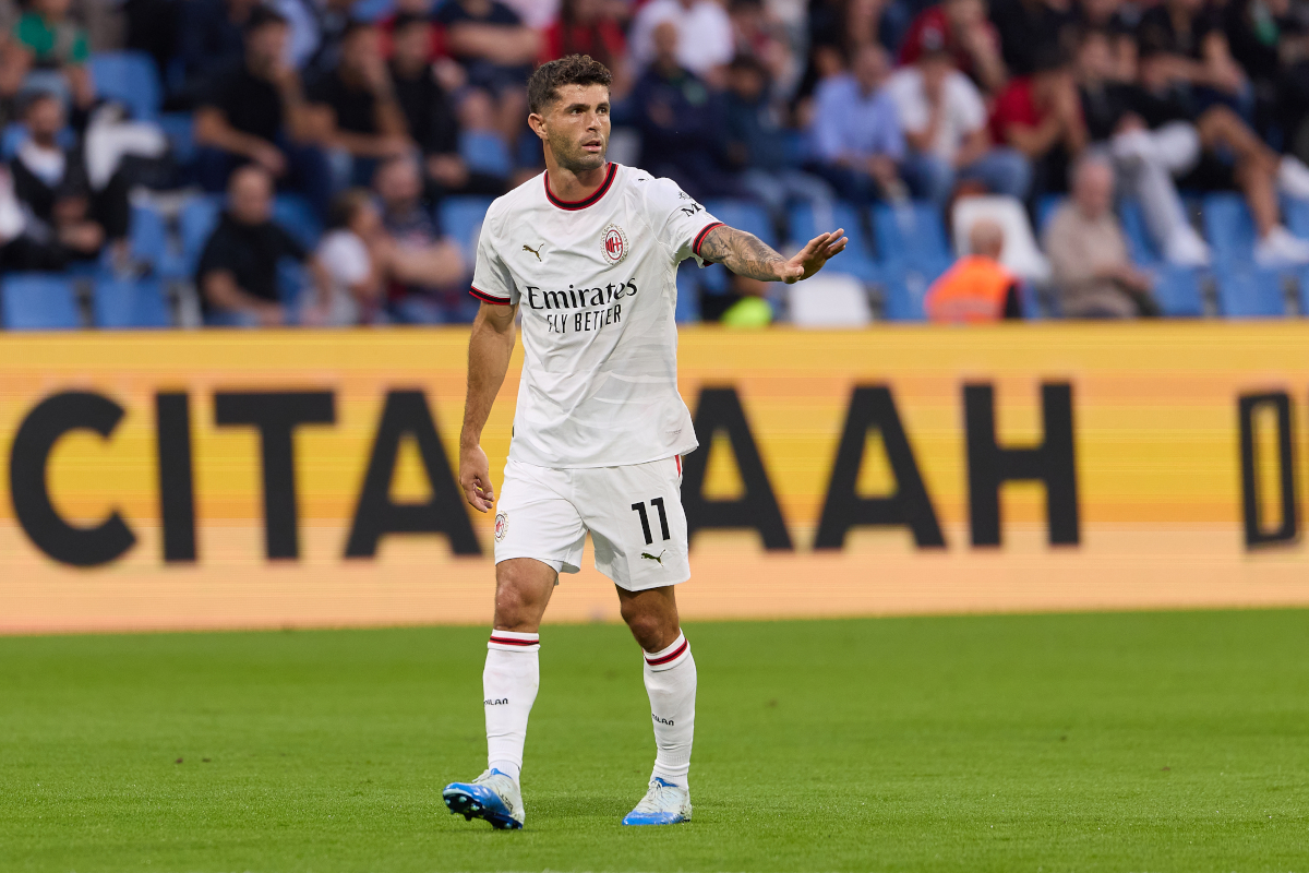 REGGIO NELL'EMILIA, ITÁLIA - 11 DE OUTUBRO: Christian Pulisic do AC Milan gesticula durante a partida da Série A entre US Sassuolo e AC Milan no Mabe Stadium - Citta del Tricolore em 11 de outubro de 2026 em Reggio Nellie Emilia. (Foto de Emmanuel Ciancaglini/Getty Images)