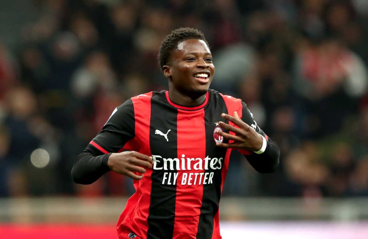 ITÁLIA - 28 DE OUTUBRO: Alfajo Cisse do AC Milan comemora marcar o primeiro gol de seu time durante a partida da Série A entre AC Milan e Bologna FC no Stadio Giuseppe Meazza em 28 de outubro de 2026 na Itália. (Foto de Marco Luzani/Getty Images)