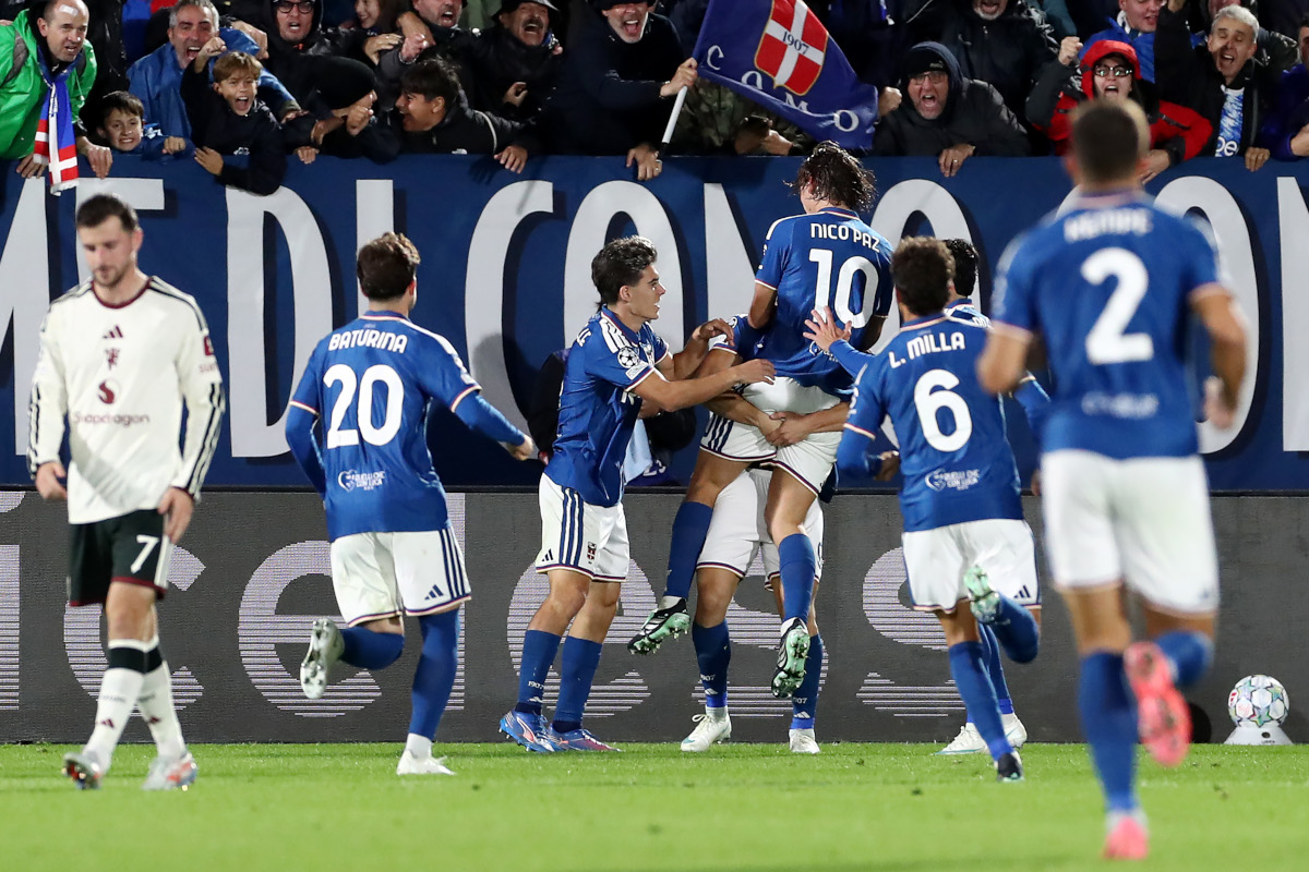ITÁLIA - 21 DE OUTUBRO: Dasos Duvicas de Como 1907 comemora marcar o segundo gol de seu time com companheiros de equipe durante a partida MD3 da Liga dos Campeões da UEFA 2026/27 entre Como 1907 e Manchester United. (Foto de Marco Luzzani/Getty Images)