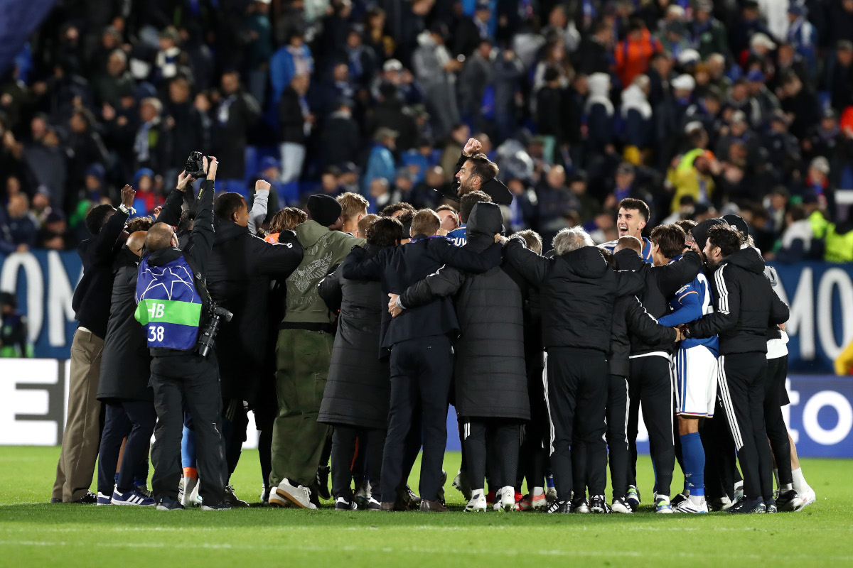 ITÁLIA - 21 DE OUTUBRO: Cesc Fabregas, técnico do Como 1907, comemora com seus jogadores após a partida MD3 da fase MD3 da UEFA Champions League 2026/27 entre Como 1907 e Manchester United no Estádio Giuseppe Sinaglia em 21 de outubro de 2026. (Foto de Marco Luzzani / Getty Images)