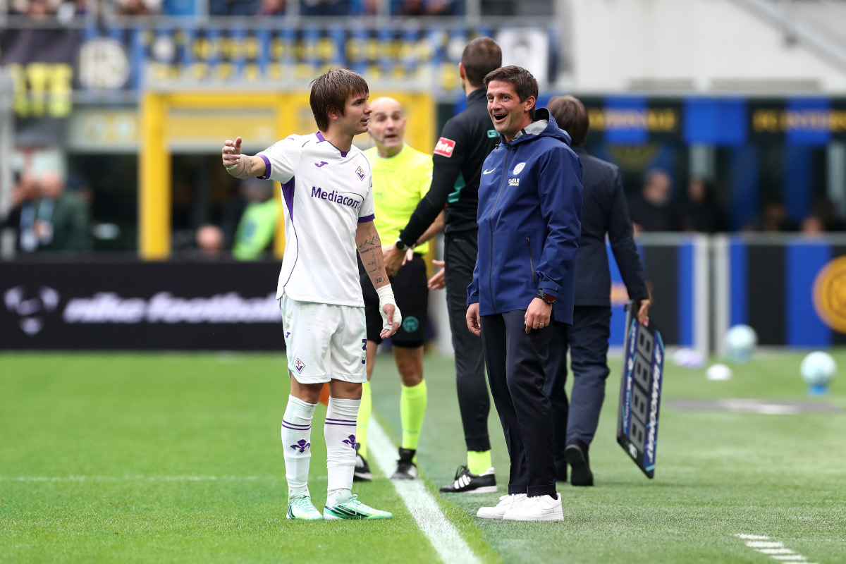 MILAN, ITALY - OCTOBER 25: Franco Mastantuono of ACF Fiorentina speaks with Cristian Chivu, Manager of FC Internazionale Milano, during the Serie A match between FC Internazionale and ACF Fiorentina at Stadio Giuseppe Meazza on October 25, 2026 in Milan, Italy. (Photo by Marco Luzzani/Getty Images)