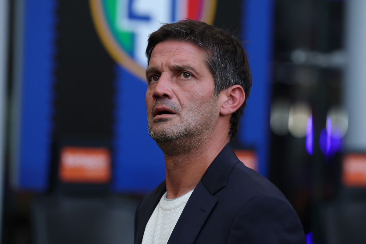 MILÃO, ITÁLIA - 10 DE OUTUBRO: Christian Chivu, técnico do FC Internazionale Milano, assiste à partida da Série A entre FC Internazionale e Parma Calcio no Stadio Giuseppe Mezza em 10 de outubro de 2026 em Milão, Itália. (Foto de Cláudio Villa/Getty Images)