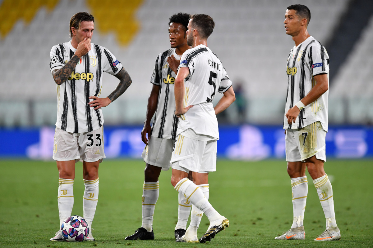 TURIM, ITÁLIA - 07 DE AGOSTO: Jogadores da Juventus conversam entre si durante a partida de segunda mão das oitavas de final da Liga dos Campeões da UEFA entre Juventus e Olympique Lyonnais em 07 de agosto de 2020 em Torino, Itália. (Foto de Valerio Pennicino/Getty Images)