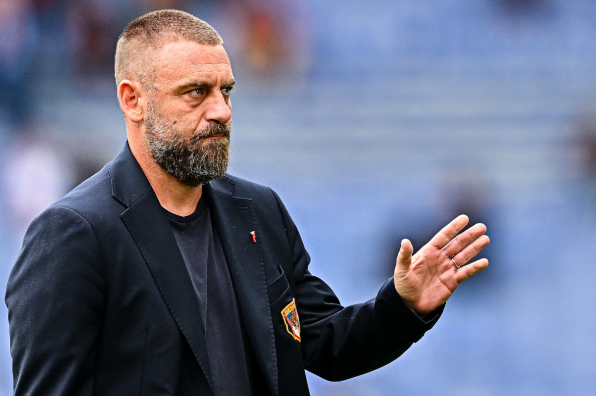 ITÁLIA - 25 DE OUTUBRO: O técnico do Gênova, Daniele De Rossi, cumprimenta a multidão antes do início da partida da Série A entre Genoa CFC e Venezia FC no Stadio Luigi Ferraris em 25 de outubro de 2026 na Itália. (Foto de Simone Arveda/Getty Images)