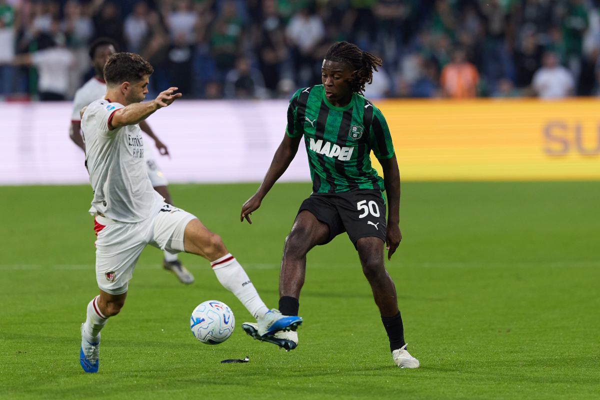 REGGIO NELL'EMILIA, ITÁLIA - 11 DE OUTUBRO: Darryl Bakola do US Sassuolo disputa a bola com Christian Pulisic do AC Milan durante a partida da Série A entre US Sassuolo e AC Milan no Estádio Mapei em 11 de outubro de 26 de 2021 em Reiamilia - Citta del Tricolore, Reiamil 26, 26, 2021. (Foto de Emmanuel Ciancaglini/Getty Images)