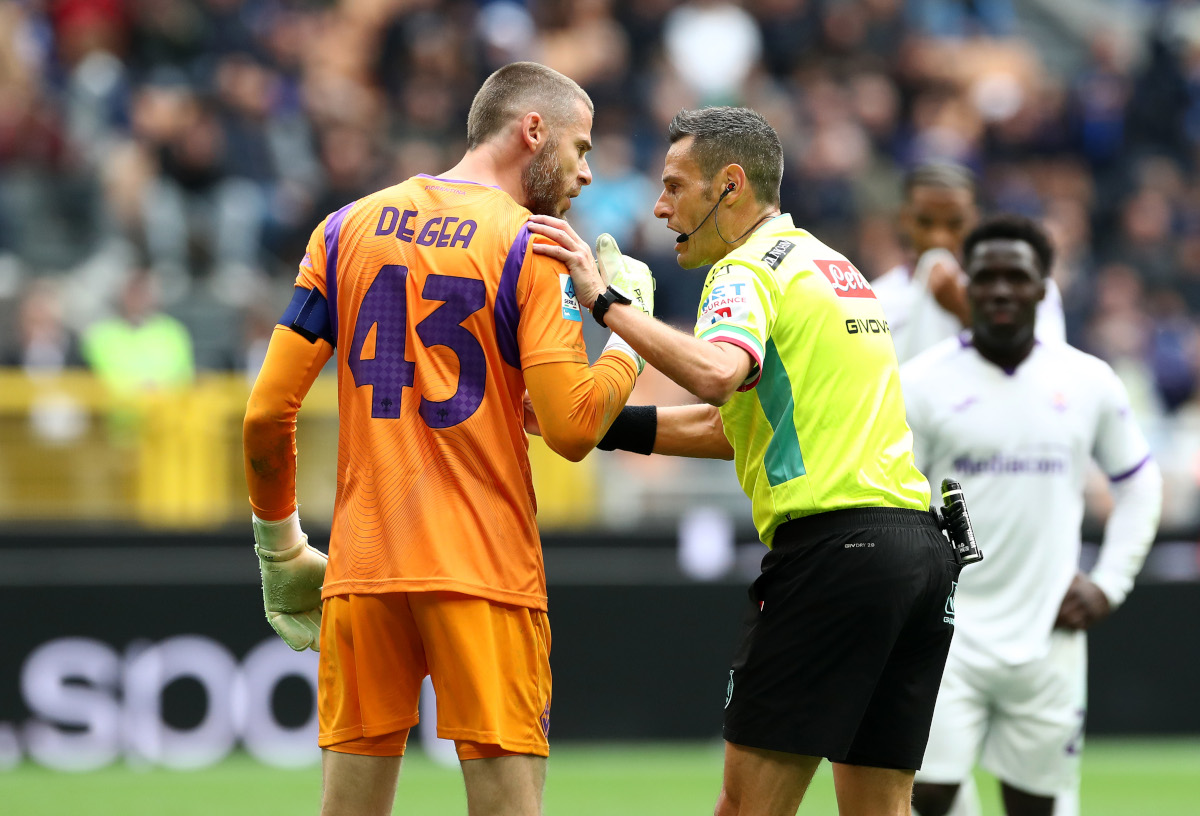 MILÃO, ITÁLIA - 25 DE OUTUBRO: David De Gea da ACF Fiorentina reage com o árbitro Maurizio Mariani durante a partida da Série A entre FC Internazionale e ACF Fiorentina no Stadio Giuseppe Mezza em 25 de outubro de 2026 em Milão, Itália. (Foto de Marco Luzzani/Getty Images)