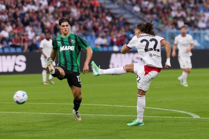 REGGIO NELL'EMILIA, ITALY - OCTOBER 11: Diego Moreira of AC Milan competes for the ball with Vasilije Adzic of US Sassuolo during the Serie A match between US Sassuolo and AC Milan at Mapei Stadium - Citta' del Tricolore on October 11, 2026 in Reggio nell'Emilia, Italy. (Photo by Emmanuele Ciancaglini/Getty Images)