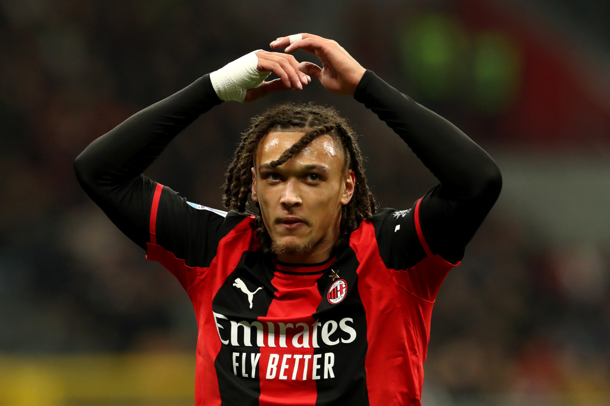 ITÁLIA - 31 DE OUTUBRO: Diego Moreira do AC Milan fala com torcedores durante a partida da Série A entre AC Milan e FC Internazionale no Stadio Giuseppe Mezza em 31 de outubro de 2026 na Itália. (Foto de Marco Luzani/Getty Images)