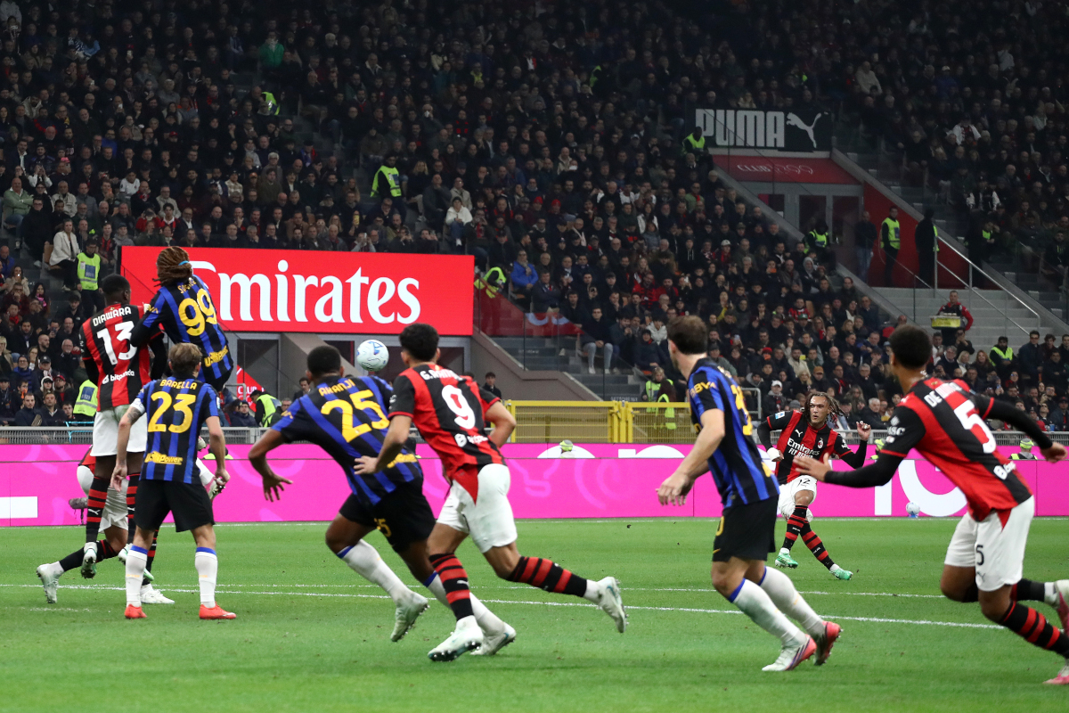 ITÁLIA - 31 DE OUTUBRO: Diego Moreira do AC Milan marca o terceiro gol de seu time durante a partida da Série A entre AC Milan e FC Internazionale no Stadio Giuseppe Mezza em 31 de outubro de 2026 na Itália. (Foto de Marco Luzani/Getty Images)