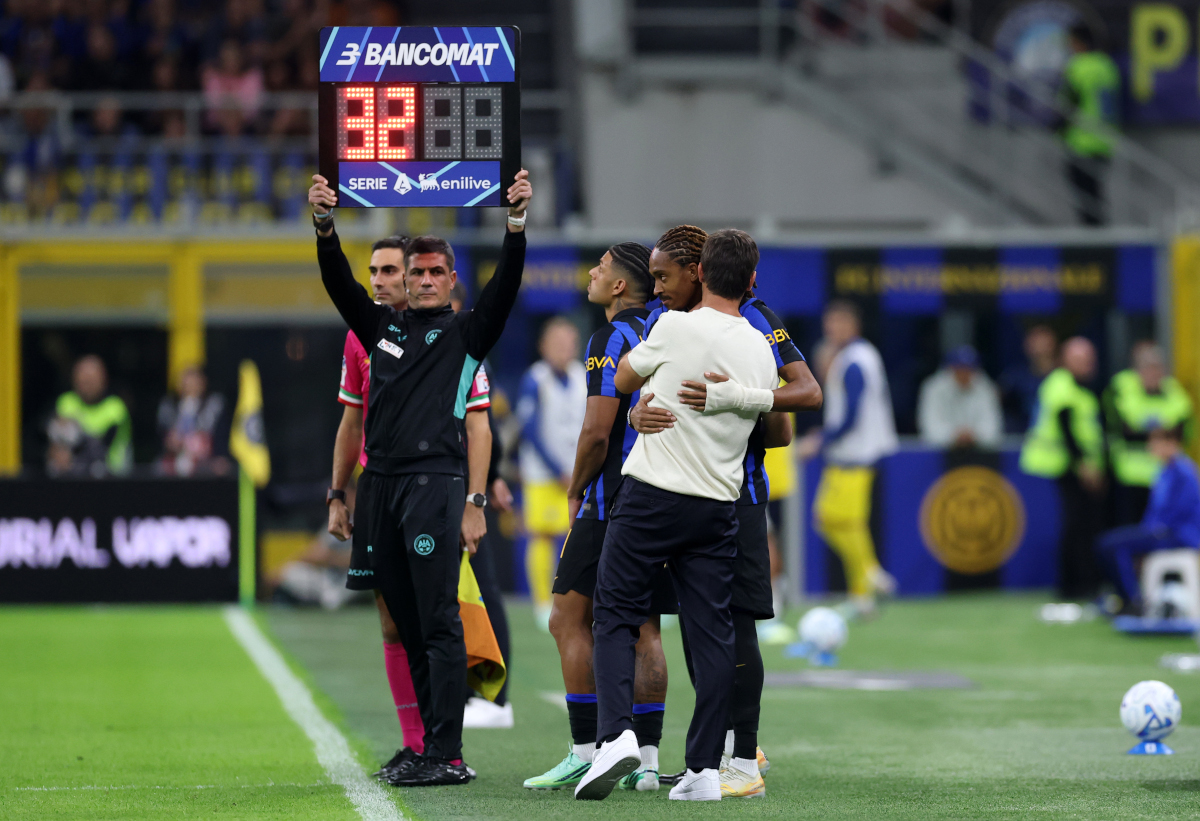 MILÃO, ITÁLIA - 10 DE OUTUBRO: Dijet Spence do FC Internazionale Milano é abraçado pelo técnico do FC Internazionale Milano, Christian Sivu, durante a partida da Série A entre FC Internazionale e Parma Calcio no Stadio Zeus, 20 de outubro de 2012. Itália. (Foto de Cláudio Villa/Getty Images)