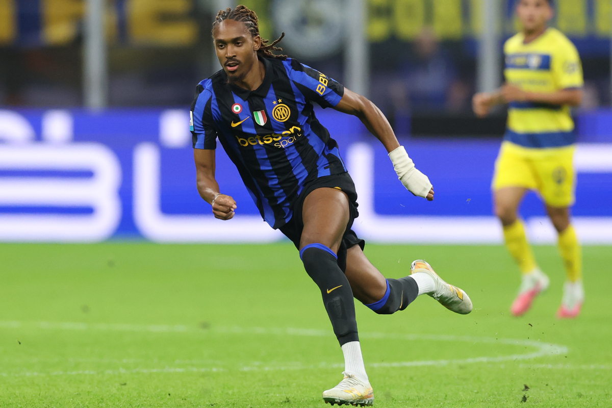 MILÃO, ITÁLIA - 10 DE OUTUBRO: Digit Spence do FC Internazionale joga durante a partida da Série A entre FC Internazionale e Parma Calcio no Stadio Giuseppe Mezza em 10 de outubro de 2026 em Milão, Itália. (Foto de Cláudio Villa/Getty Images)
