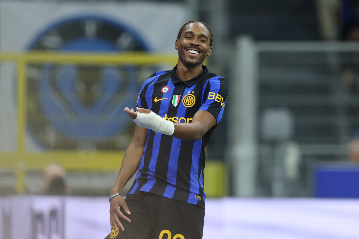 MILÃO, ITÁLIA - 10 DE OUTUBRO: Dejet Spence do FC Internazionale reage durante a partida da Série A entre FC Internazionale e Parma Calcio no Stadio Giuseppe Mezza em 10 de outubro de 2026 em Milão, Itália. (Foto de Cláudio Villa/Getty Images)