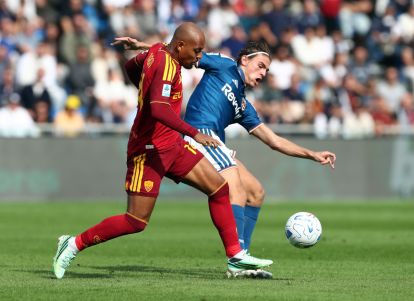 ITALY - OCTOBER 11: Donyell Malen of AS Roma is challenged by Nico Paz of Como 1907 during the Serie A match between Como 1907 and AS Roma at Giuseppe Sinigaglia Stadium on October 11, 2026 in Italy. (Photo by Marco Luzzani/Getty Images)