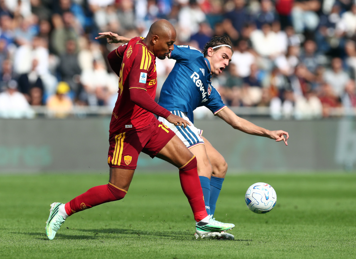 ITÁLIA - 11 DE OUTUBRO: Doniel Malone da AS Roma é desafiado por Nico Paz de Como 1907 durante a partida da Série A entre Como 1907 e AS Roma no Estádio Giuseppe Sinaglia em 11 de outubro de 2026 na Itália. (Foto de Marco Luzzani/Getty Images)