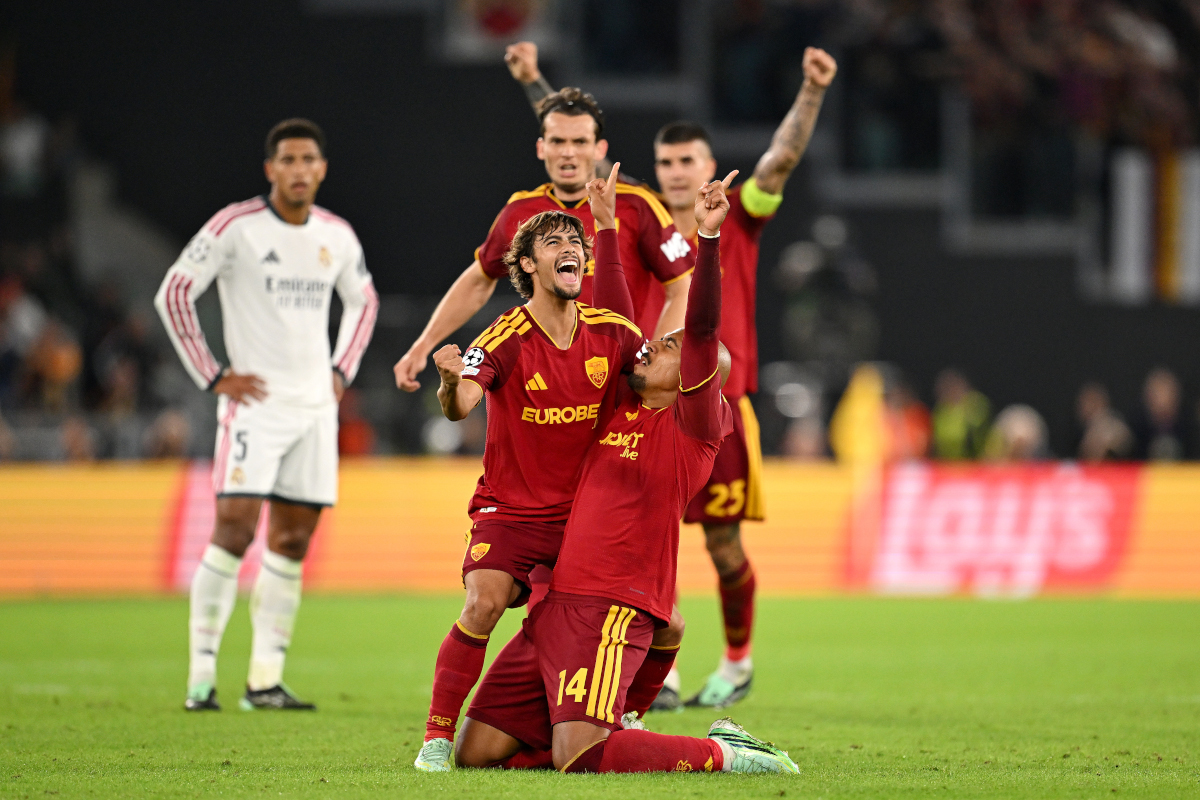 ROMA, ITÁLIA - 14 DE OUTUBRO: Donyell Malen e Rodrigo Mora da AS Roma comemoram o terceiro gol de seu time durante a partida MD2 da Fase MD2 da UEFA Champions League 2026/27 entre AS Roma e Real Madrid CF no Stadio Olimpico em 20 de outubro de 2026. (Foto de Tullio M. Puglia / Getty Images)