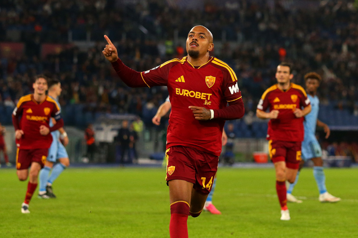 ROMA, ITÁLIA - 20 DE OUTUBRO: Donyell Malen da AS Roma comemora o quarto gol de seu time durante a partida MD3 da Fase MD3 da UEFA Champions League 2026/27 entre AS Roma e SK Slovan Bratislava no Stadio Olimpico em 20 de outubro de 2020. (Foto de Paolo Bruno / Getty Images)