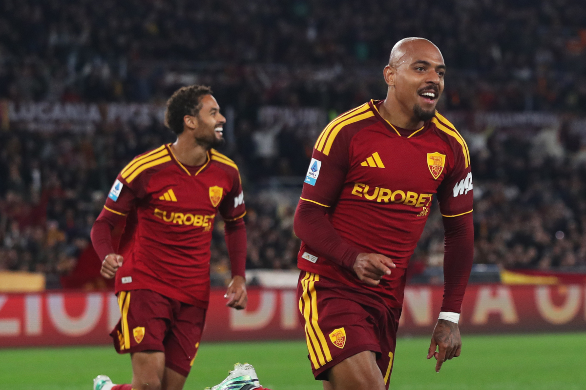 ROMA, ITÁLIA - 27 DE OUTUBRO: Doniel Malone da AS Roma comemora o quarto gol de seu time durante a partida da Série A entre AS Roma e Cagliari Calcio no Stadio Olimpico em 27 de outubro de 2026 em Roma, Itália. (Foto de Paolo Bruno/Getty Images)