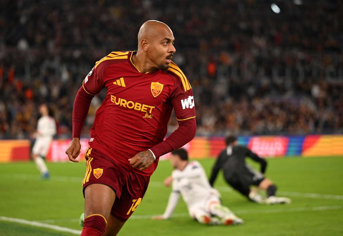 ROMA, ITÁLIA - 14 DE OUTUBRO: Donial Malone da AS Roma comemora o segundo gol de sua equipe durante a partida MD2 da Fase MD2 da Liga dos Campeões da UEFA 2026/27 entre AS Roma e Real Madrid CF no Stadio Olimpico em 14 de outubro de 2026 em Roma. (Foto de Tullio M. Puglia/Getty Images)