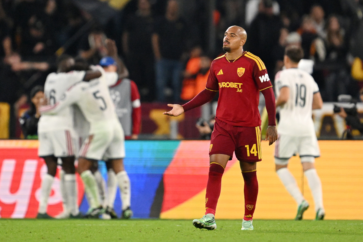 ROMA, ITÁLIA - 14 DE OUTUBRO: Donyell Malen, da AS Roma, reage depois que Antonio Rudiger, do Real Madrid, marca o quarto gol de seu time durante a partida MD2 da Fase MD2 da Liga dos Campeões da UEFA 2026/27 entre AS Roma e Real Madrid CF no Stadio Olimpico 4go, em 20 de outubro de 2016, no Stadio Olimpico 4go. (Foto de Tullio M. Puglia/Getty Images)