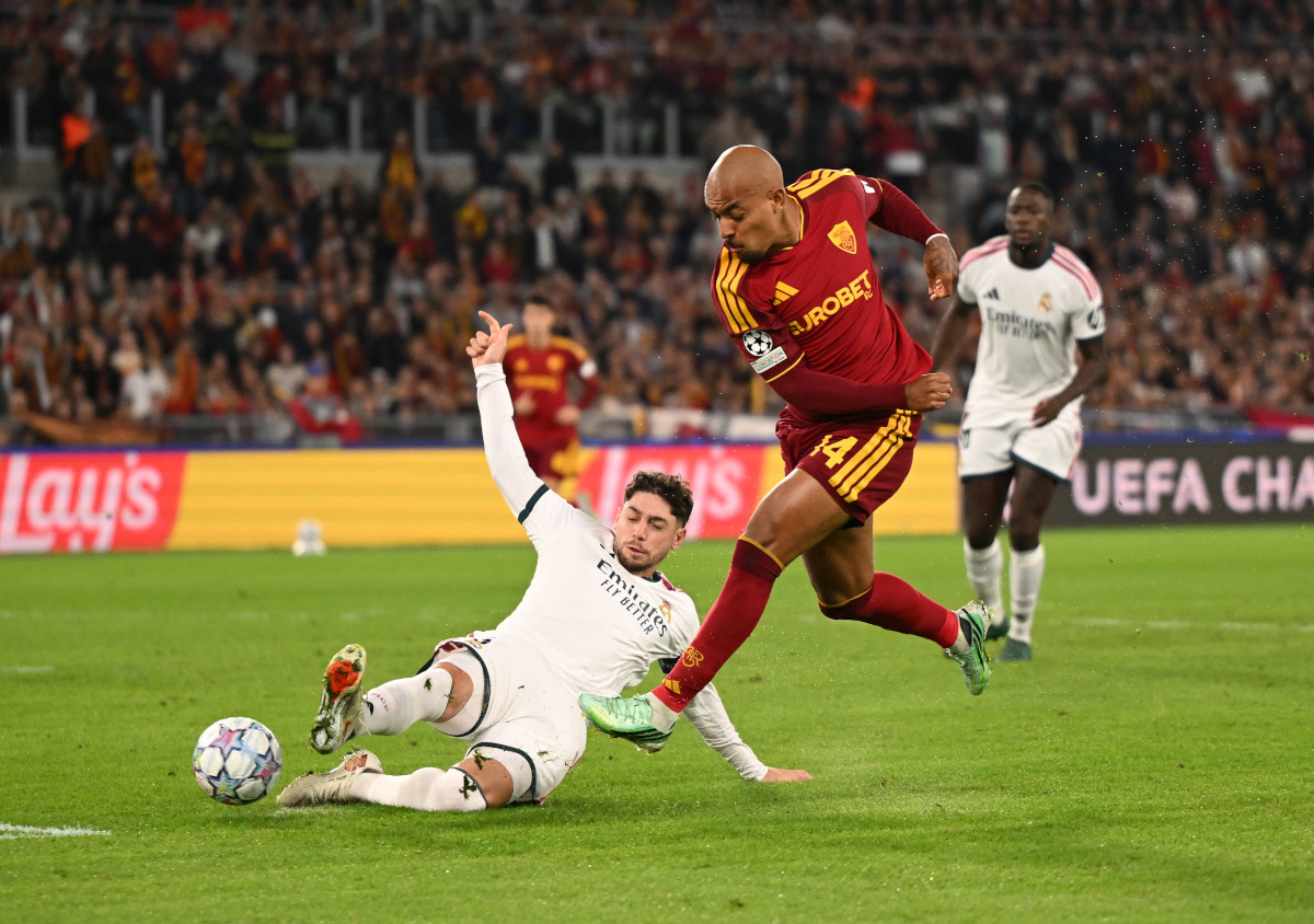 ROMA, ITÁLIA - 14 DE OUTUBRO: Donyell Malen da AS Roma marca o segundo gol de seu time durante a partida MD2 da Fase MD2 da UEFA Champions League 2026/27 entre AS Roma e Real Madrid CF no Stadio Olimpico em 14 de outubro de 2026 em Roma, Itália. (Foto de Tullio M. Puglia/Getty Images)