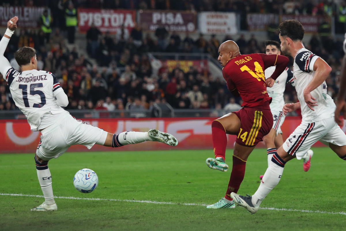 ROMA, ITÁLIA - 27 DE OUTUBRO: Tonyel Malone da AS Roma marca o quarto gol de seu time durante a partida da Série A entre AS Roma e Cagliari Calcio no Stadio Olimpico em 27 de outubro de 2026 em Roma, Itália. (Foto de Paolo Bruno/Getty Images)