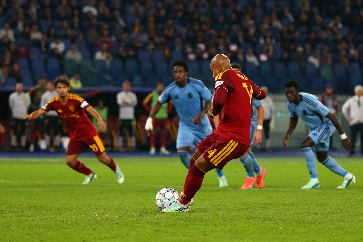 Roma crush Slovan Bratislava 4-0 to claim first Champions League win