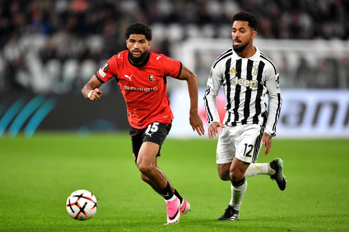 TURIM, ITÁLIA - 22 DE OUTUBRO: Mahdi Kamara do Stade Rennais FC corre com a bola sob pressão de Douglas Lewis da Juventus durante a partida MT3 da UEFA Europa League 2026/27 League Stage entre Juventus e Stade Rennais FC. (Foto de Valerio Pennicino/Getty Images)