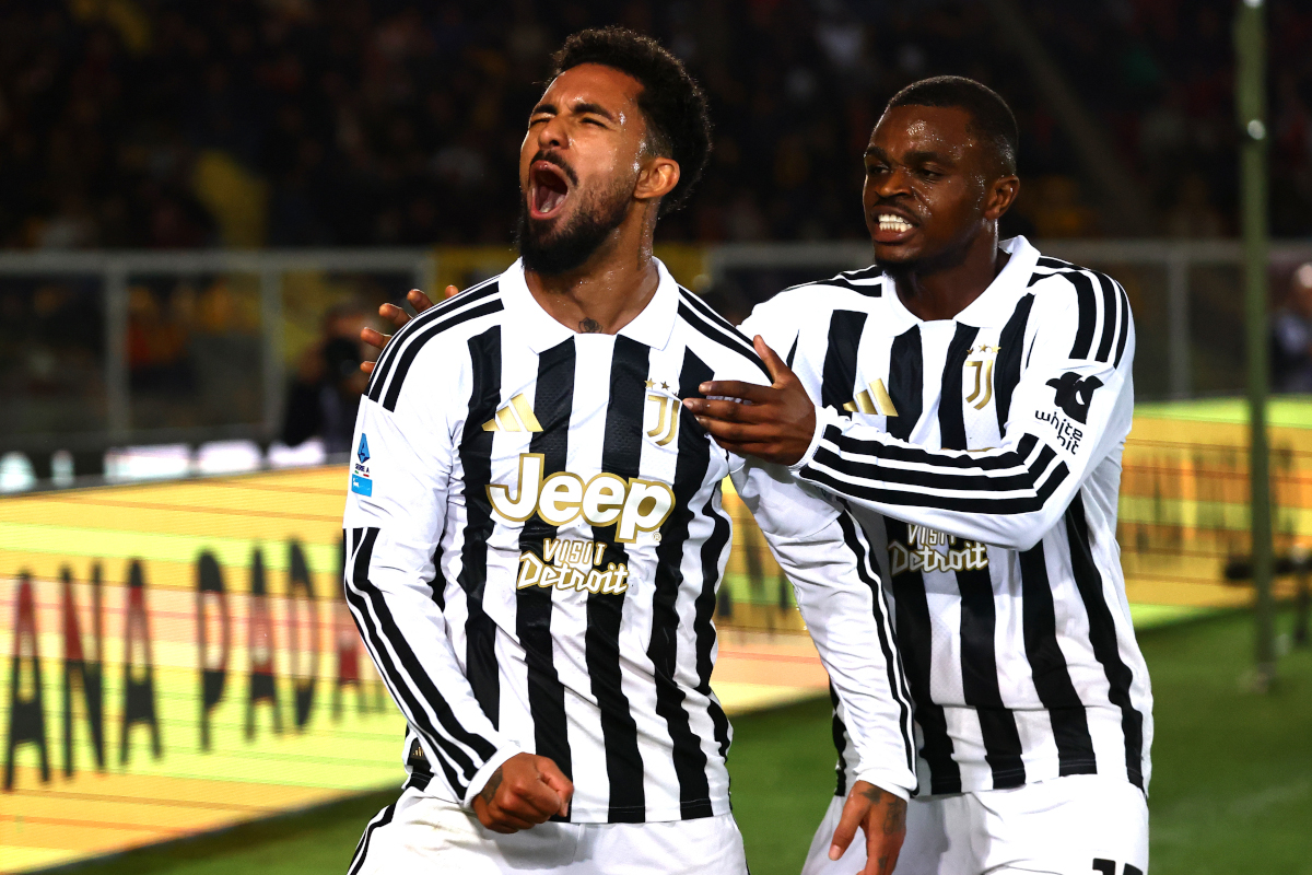 ITÁLIA - 25 DE OUTUBRO: Douglas Luiz, da Juventus FC, comemora com o companheiro de equipe Pierre Kalulu depois de marcar o segundo gol de seu time durante a partida da Série A entre US Les e Juventus no Stadio Via del Mar, em 25 de outubro de 2026, na Itália. (Foto de Maurício Lagana/Getty Images)
