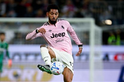 Juventus midfielder Douglas Luiz in action away to Cagliari (@juventus)