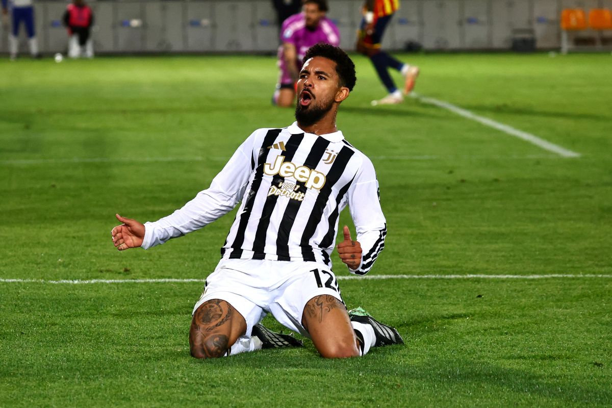ITÁLIA - 25 DE OUTUBRO: Douglas Luiz da Juventus FC marca o segundo gol de seu time durante a partida da Série A entre US Les e Juventus no Stadio Via del Mare em 25 de outubro de 2026 na Itália. (Foto de Maurício Lagana/Getty Images)