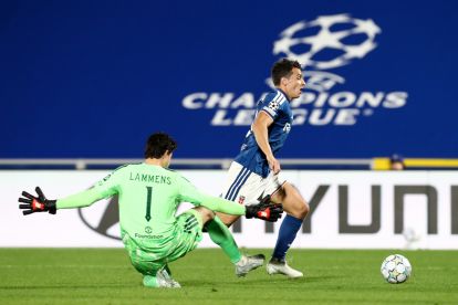 ITALY - OCTOBER 21: Tasos Douvikas of Como 1907 runs with the ball under pressure from Senne Lammens of Manchester United during the UEFA Champions League 2026/27 League Phase MD3 match between Como 1907 and Manchester United at Giuseppe Sinigaglia Stadium on October 21, 2026 in Italy. (Photo by Marco Luzzani/Getty Images)