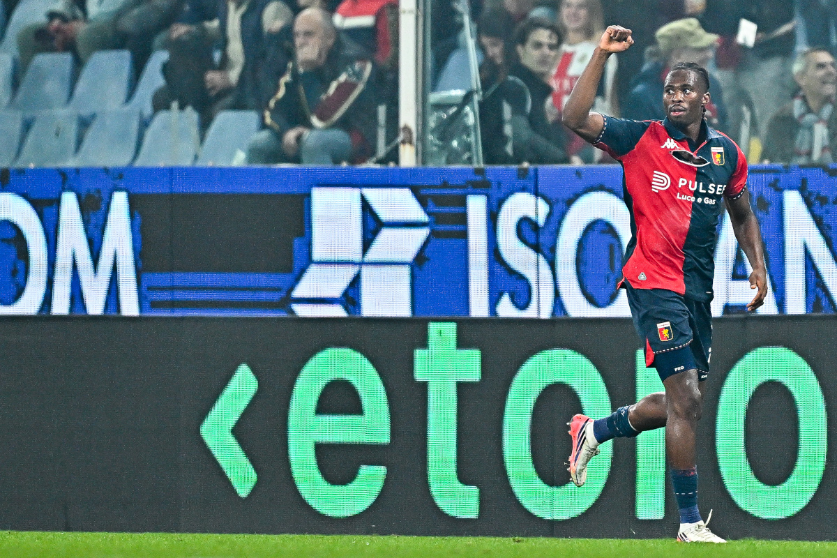 ITÁLIA - 28 DE OUTUBRO: Kingsley Ehicibu, do Gênova, comemora marcar um gol durante a partida da Série A entre Genoa CFC e Juventus FC no Stadio Luigi Ferraris em 28 de outubro de 2026 na Itália. (Foto de Simone Arveda/Getty Images)