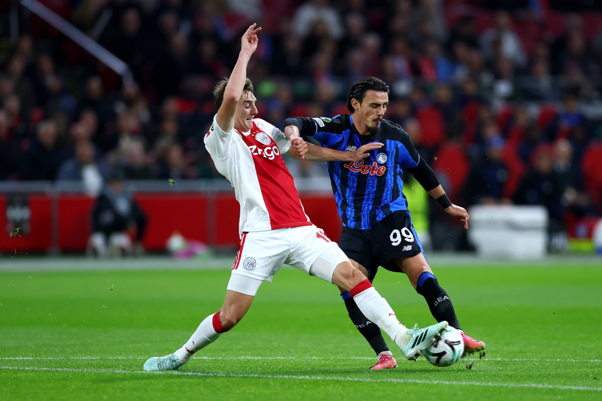 AMSTERDÃO, HOLANDA - 22 DE OUTUBRO: Elgeef Elmas, do Atalanta BC, chuta sob pressão do passe Yuri do Ajax durante a partida MD2 da Fase MD2 da UEFA Conference League 2026/27 entre AFC Ajax e Atalanta BC na Johan Cruijff Arena, Holanda, em 26 de outubro de 2026. (Foto: Dean Moutharopoulos/Getty Images)