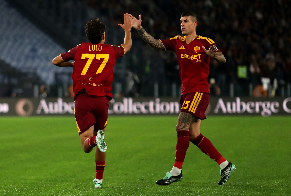 ROMA, ITÁLIA - 27 DE OUTUBRO: Emanuele Lulli da AS Roma comemora marcar o primeiro gol de seu time com o companheiro de equipe Gianluca Mancini durante a partida da Série A entre AS Roma e Cagliari Calcio no Stadio Olimpico em 27 de outubro de 2026 em Roma, Itália. (Foto de Paolo Bruno/Getty Images)